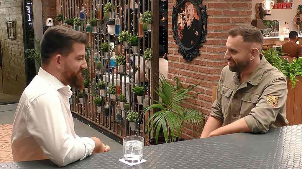 Juan Antonio y Darius durante su cita en 'First Dates'