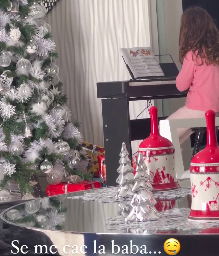 La hija de Tamara Gorro y Ezequiel Garay, tocando el piano
