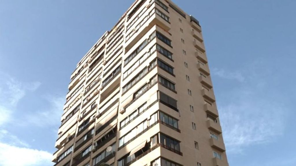 Detienen a un hombre tras la muerte de su pareja al  caer de un sexto piso en Benidorm