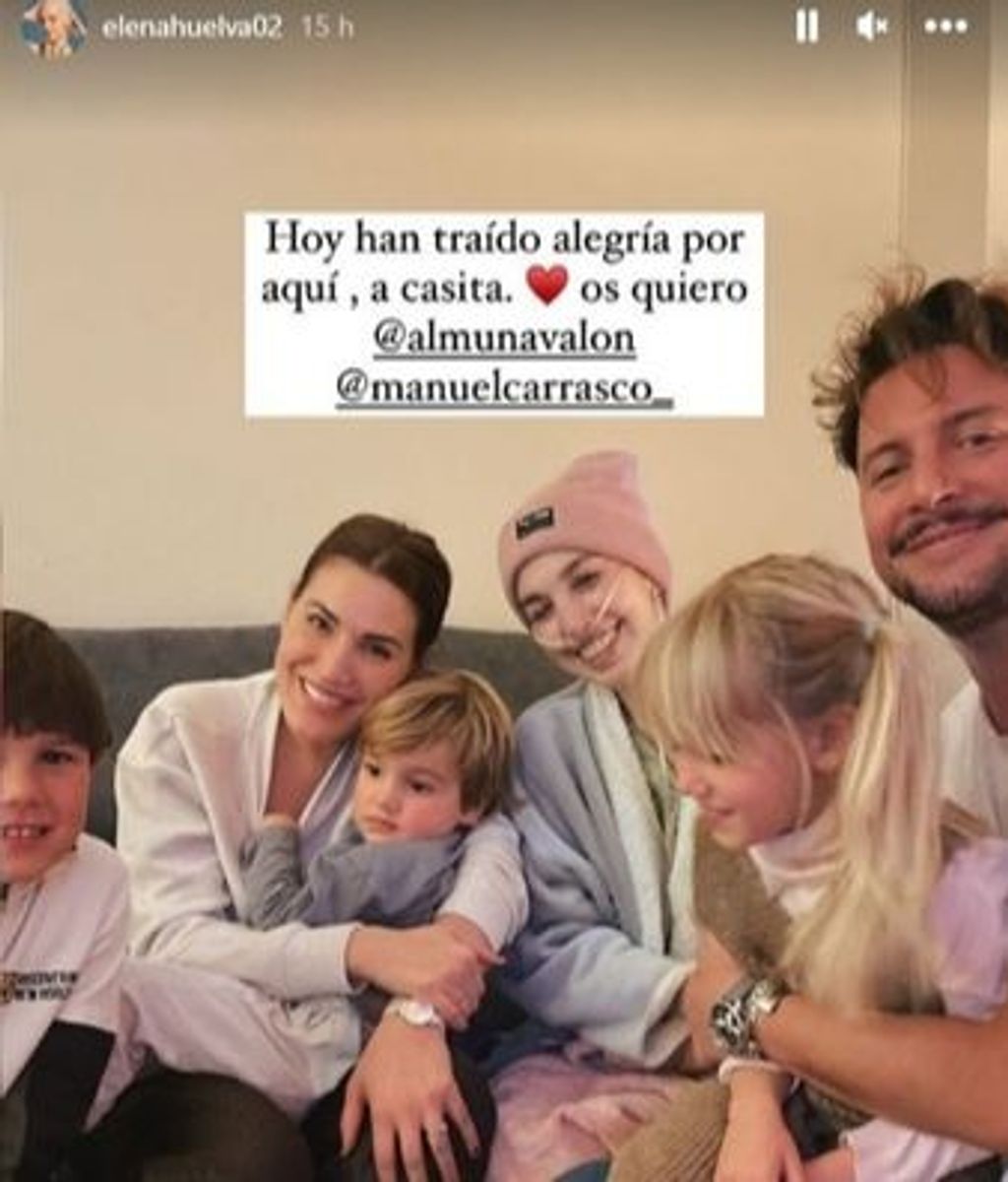 Manuel Carrasco y su familia visitando a Elena Huelva
