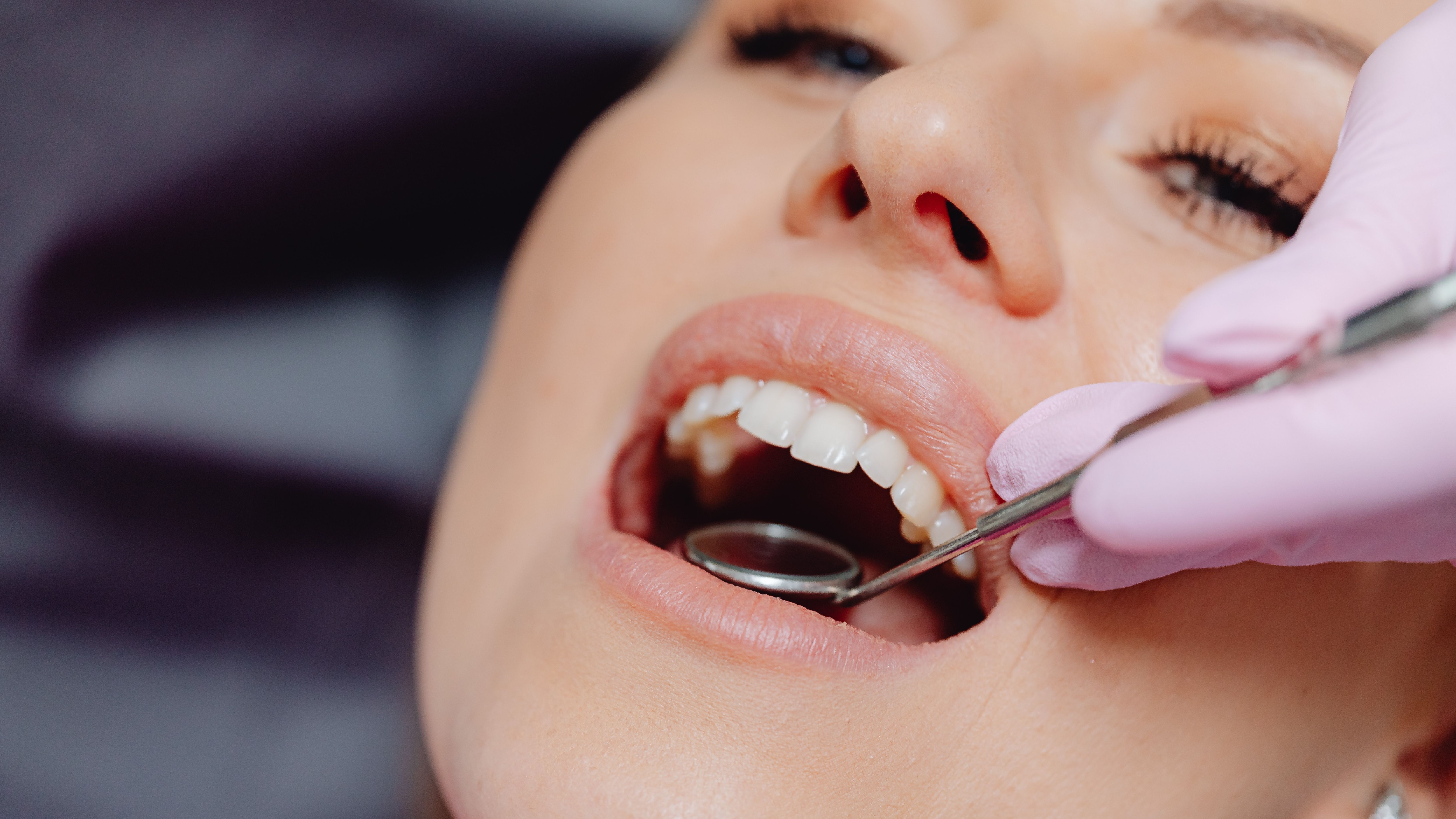 No te saltes tu revisión con el dentista. FUENTE: Pexels