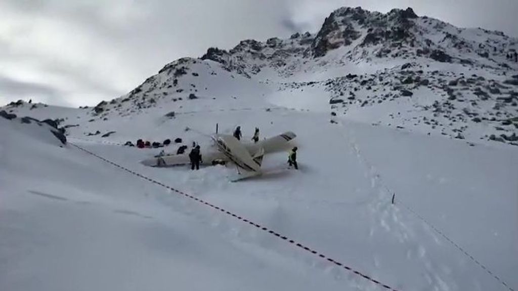 Aterrizaje de una avioneta en los Alpes Dolomitas