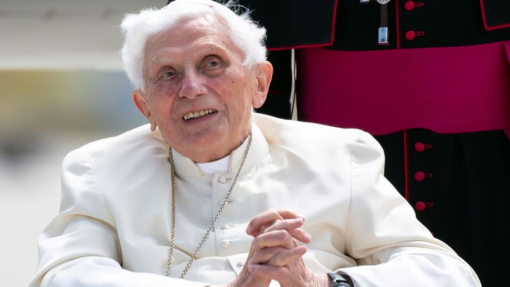 Benedicto XVI está "lúcido y estable", pero su salud es ya "irrecuperable": el Vaticano pide rezar por él