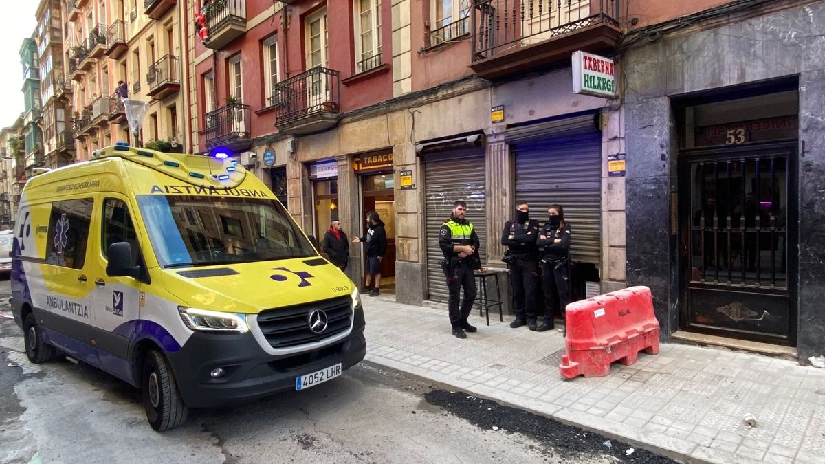 Ertzainas guarded the entrance to the Hilargi bar where Rebeca was murdered