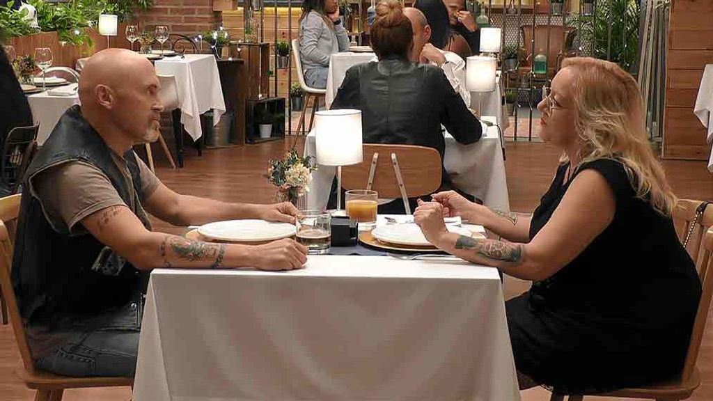 Eva y Pumuki durante su cita en 'First Dates'