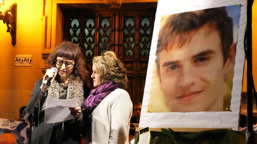 La madre del joven Lukas Agirre, de 24 años, fallecido a causa de dos puñaladas, interviene en el homenaje a su hijo