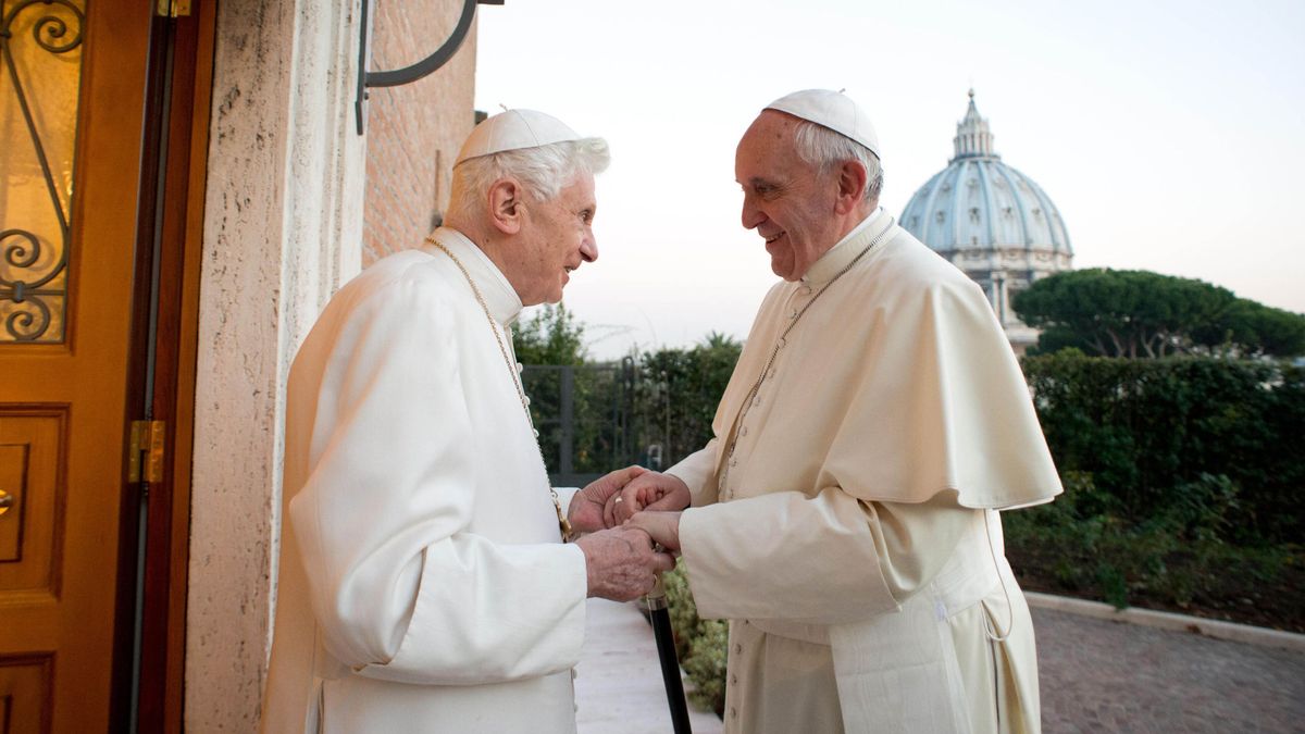 El papa emérito Benedicto XVI y el papa Francisco