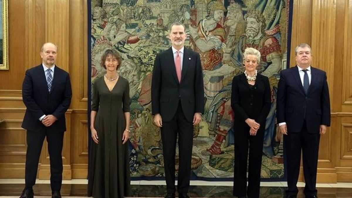 El rey Felipe VI junto a los nuevos magistrados del Tribunal Constitucional, Juan Carlos Campo, Laura Díez Bueso, María Luisa Segoviano y César Tolosa Tribiño