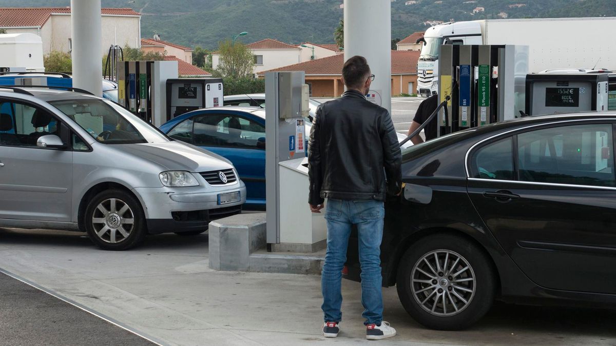 Archivo - Un hombre resposta su vehículo en una gasolinera de El Boulou