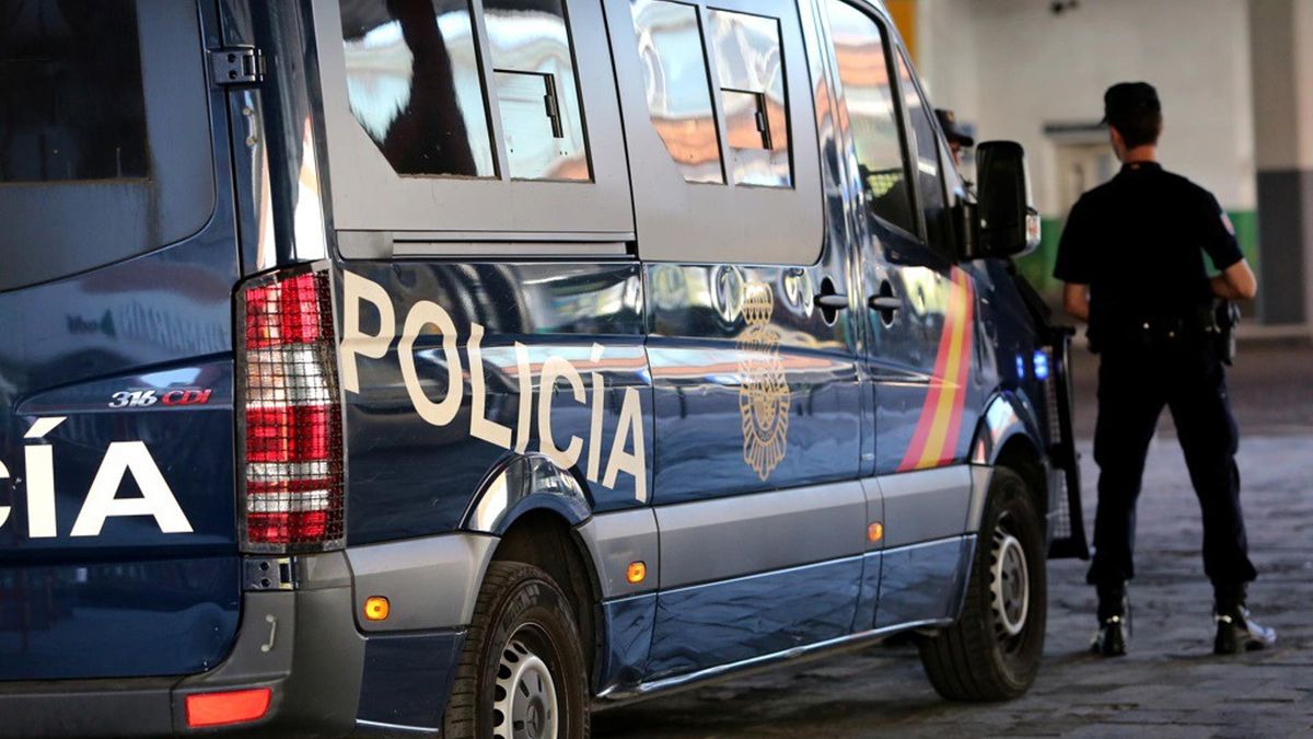 Archivo - Imagen de recurso de agentes de Policía Nacional junto a un furgón policial del Cuerpo.