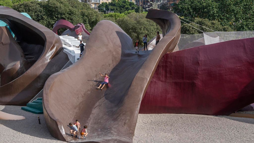 Archivo - Varios niños se tiran por el tobogán del parque Gulliver de València