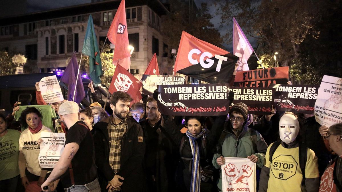 Manifestantes en la protesta convocada por una cuarentena de entidades contra la reforma de los desórdenes públicos agravados, ante la Delegación del Gobierno en Barcelona. Manifestantes en la protesta convocada por una cuarentena de entidades contra la reforma de los desórdenes públicos agravados, ante la Delegación del Gobierno en Barcelona.