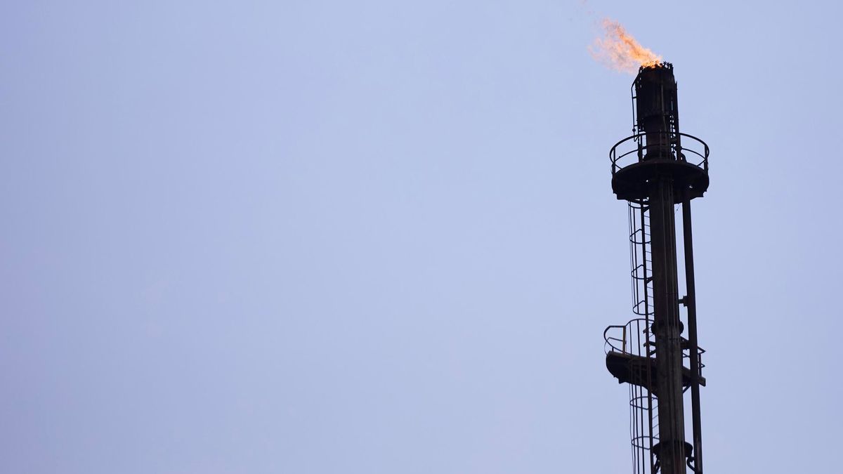 Detalle de la chimenea durante la presentación del proyecto de Cepsa 'Valle andaluz del Hidrógeno Verde' en la Refinería Cepsa de San Roque, a 1 de diciembre de 2022 en Cádiz (Andalucía, España). La petrolera Cepsa, ha presentado en el día de hoy su nuevo Detalle de la chimenea durante la presentación del proyecto de Cepsa 'Valle andaluz del Hidrógeno Verde' en la Refinería Cepsa de San Roque, a 1 de diciembre de 2022 en Cádiz (Andalucía, España). La petrolera Cepsa, ha presentado en el día de hoy su nuevo