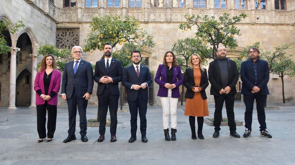 (I-D) Gumbert, Sánchez Llibre, Torrent, Aragonès, Vilagrà, Mas, Pacheco Y Ros, Tras Firmar El Acuerdo.