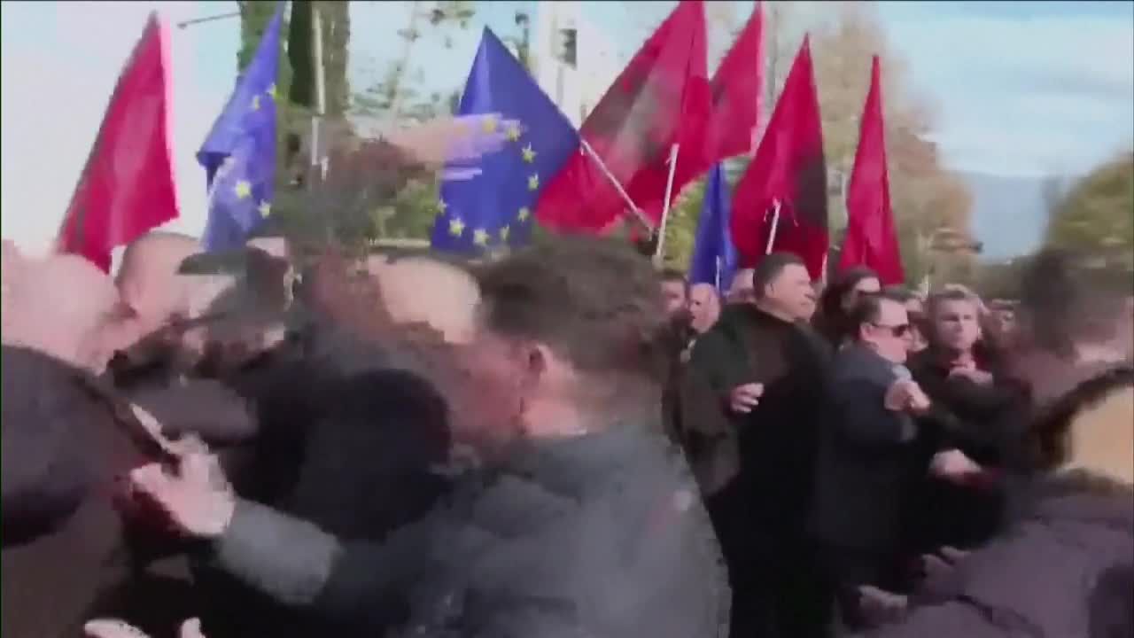 El ex primer ministro de Albania recibe un puñetazo durante una manifestación en Tirana