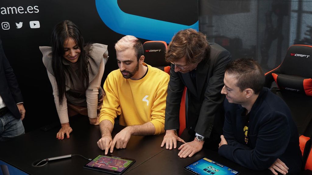 El alcalde de Madrid, José Luis Martínez-Alméida, y la vicealcaldesa, Begoña Villacís, en la inauguración de Madrid In Game probando un videojuego.