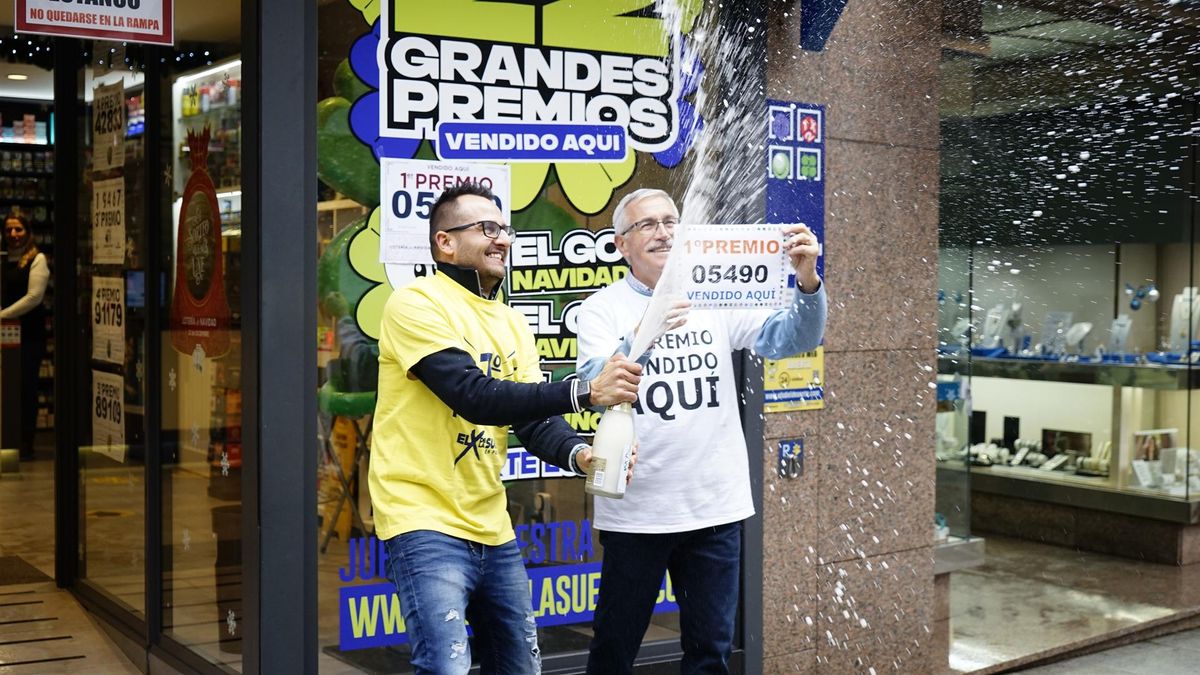 Los responsables del X de la Suerte, establecimiento de lotería en O Porriño (Pontevedra), celebran haber vendido un décimo de 'El Gordo' de la Lotería de Navidad 2022.