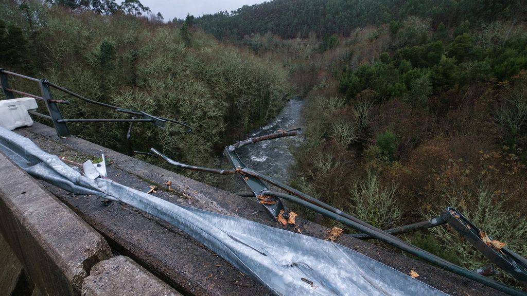 Estado en el que ha quedado la mediana por donde se despeñó el autobús, en el río Lérez , a 25 de diciembre de 2022, en el concello de Cerdedo-Cotobade, Pontevedra, Galicia.