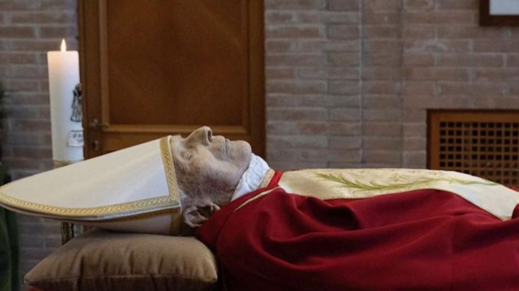 Difunden las primeras imágenes de Benedicto XVI tras su muerte