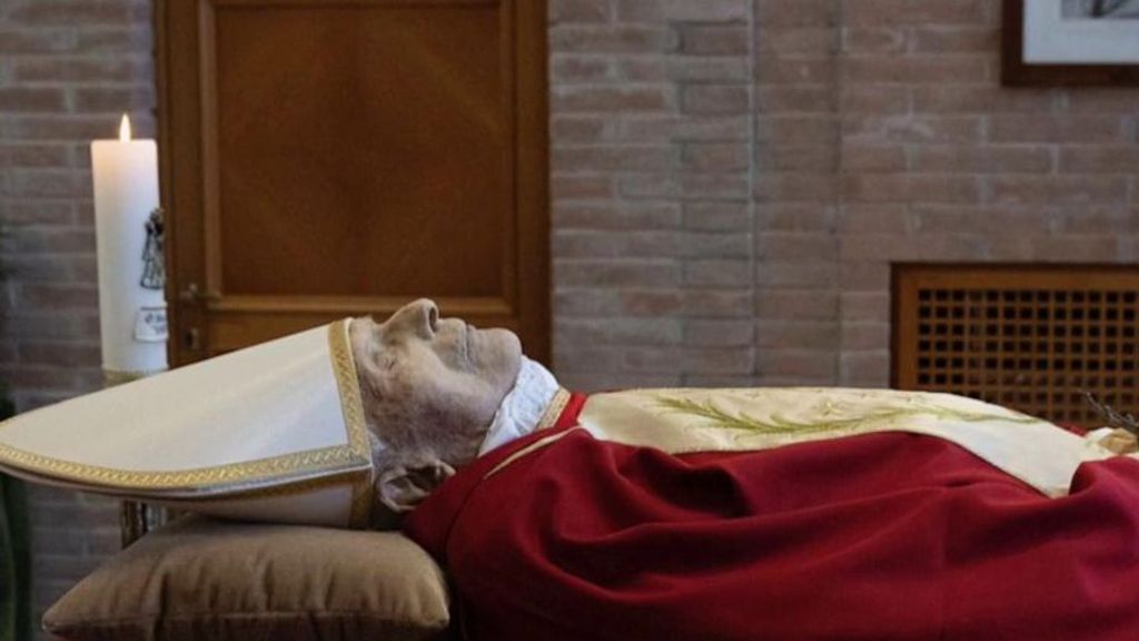 Primeras imágenes de Benedicto XVI tras su muerte