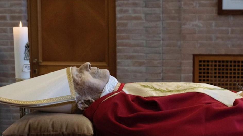Primeras imágenes de Benedicto XVI tras su muerte