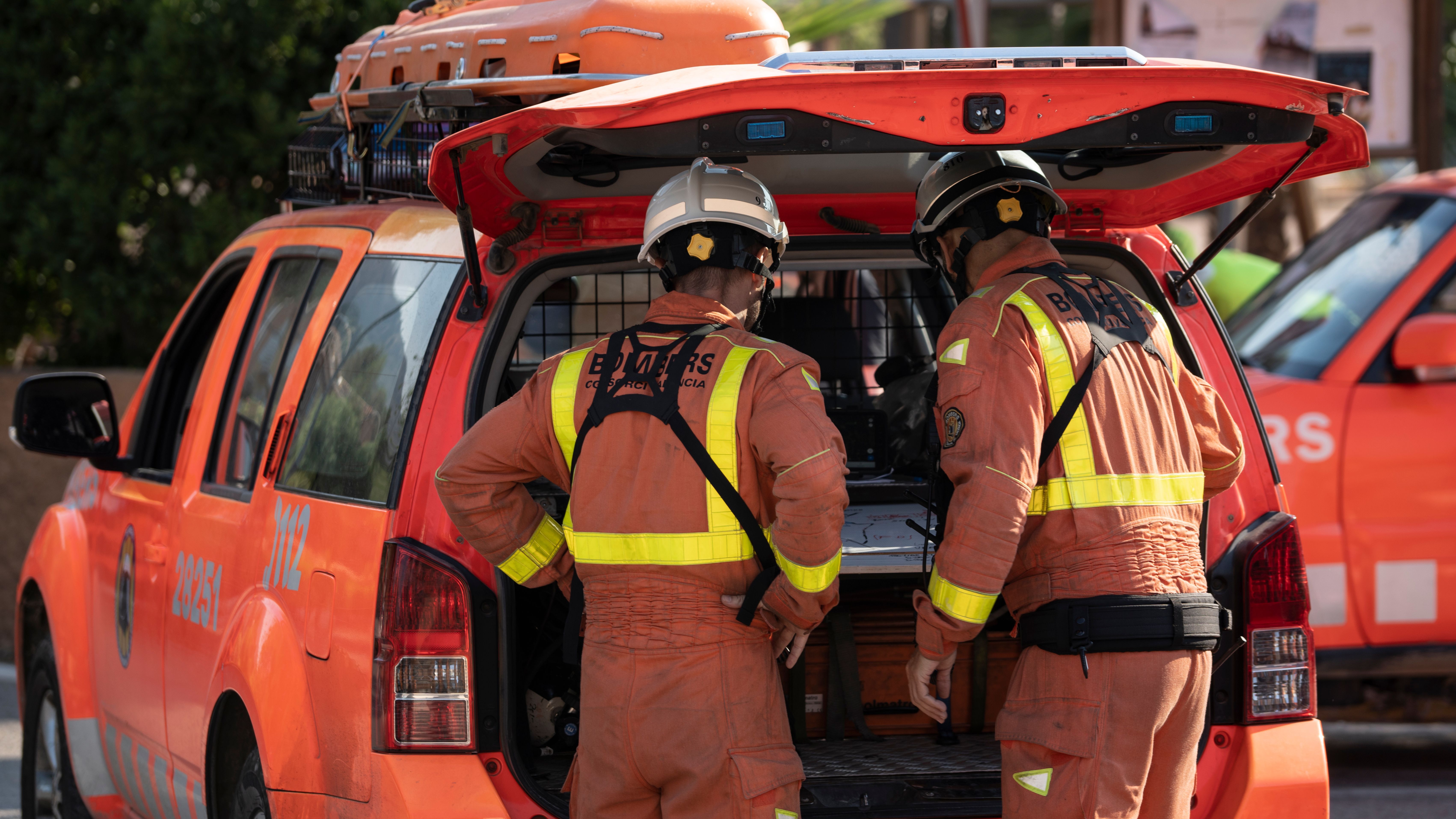 Rescatan a una madre y sus dos hijos menores de su casa en llamas en Bellreguard, Valencia