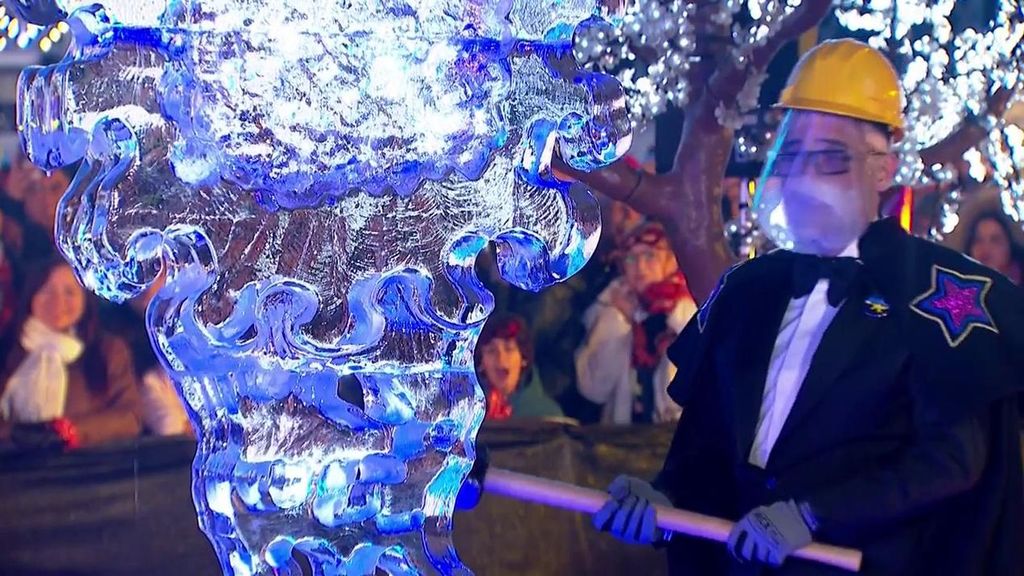 Risto Mejide rompe una de las esculturas de hielo.