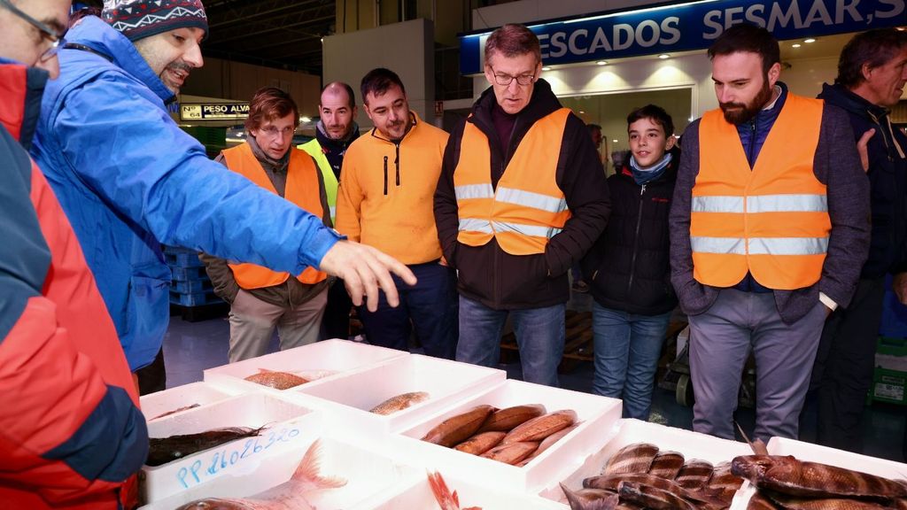 Alberto Núñez Feijóo en un puesto de pescado de Mercamadrid la semana pasada