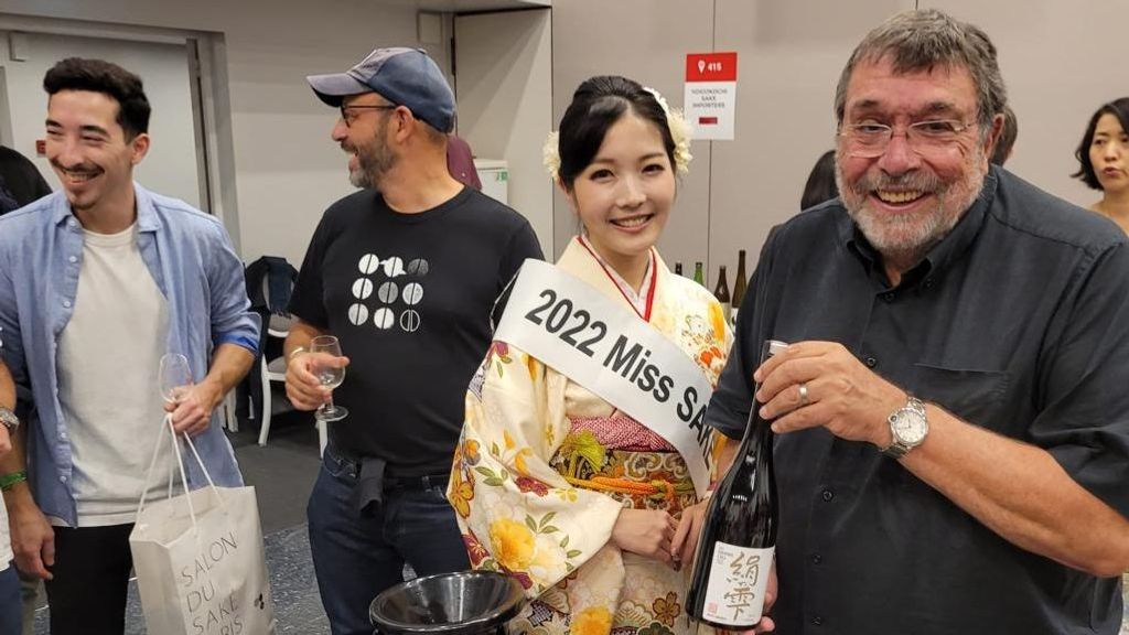 Antoni Campins con su botella de sake