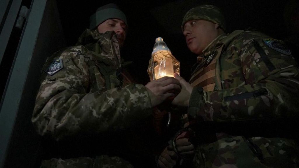 Las celebraciones de Año Nuevo en Ucrania: cantando en bunkers y pidiendo deseos en el campo de batalla