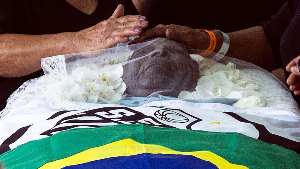 Colas para despedir a Pelé en la capilla ardiente instalada en el estadio del Santos