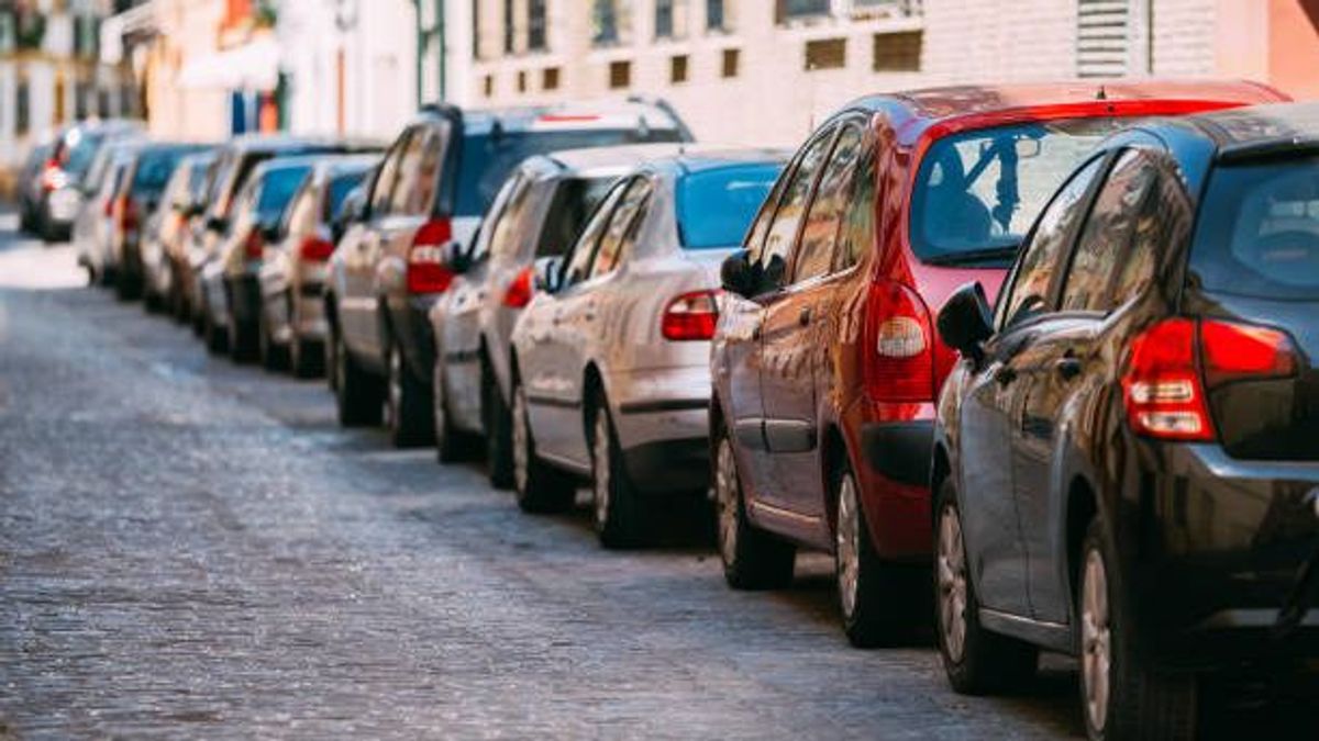 Dejar el coche mal aparcado puede conllevar una sanción económica Dejar el coche mal aparcado puede conllevar una sanción económica