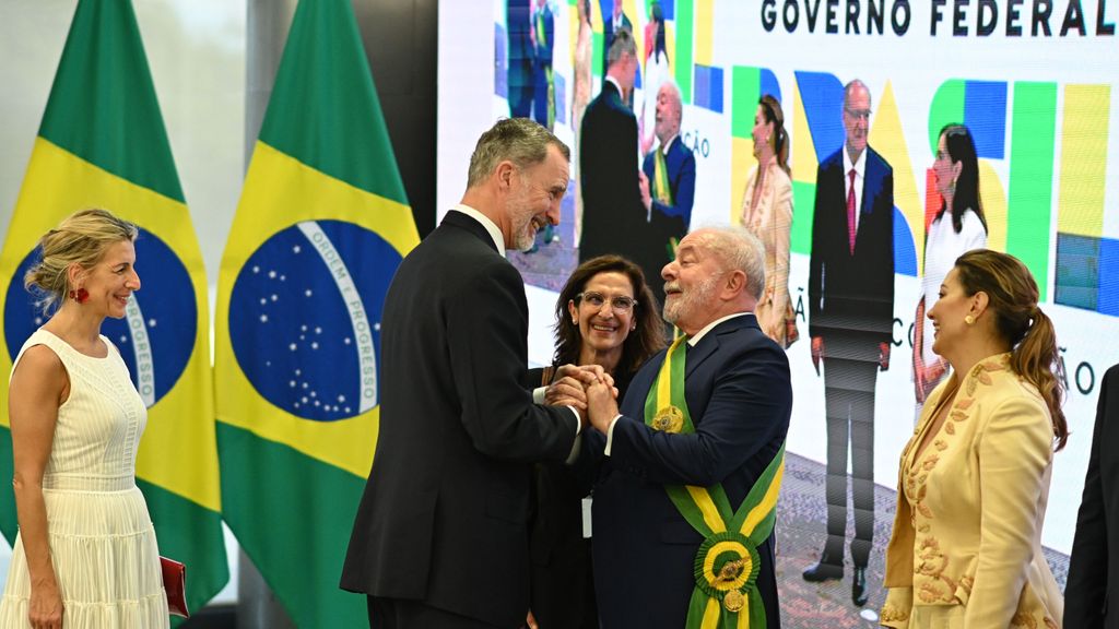 El nuevo presidente de Brasil, Luiz Inácio Lula da Silva, saluda al rey de España, Felipe VI