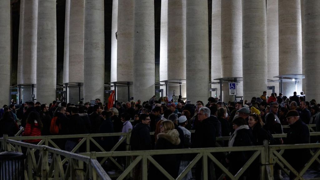 Todo listo en la capilla ardiente de Benedicto XVI: cientos de personas ya hacen cola