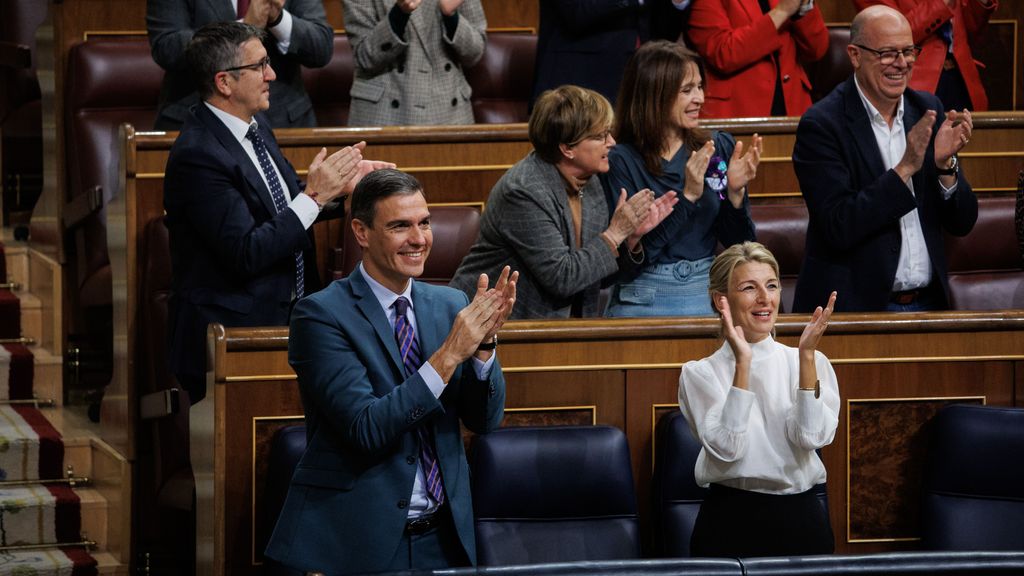 Pedro Sánchez y Yolanda Díaz aplauden en el Congreso la aprobación de los presupuestos