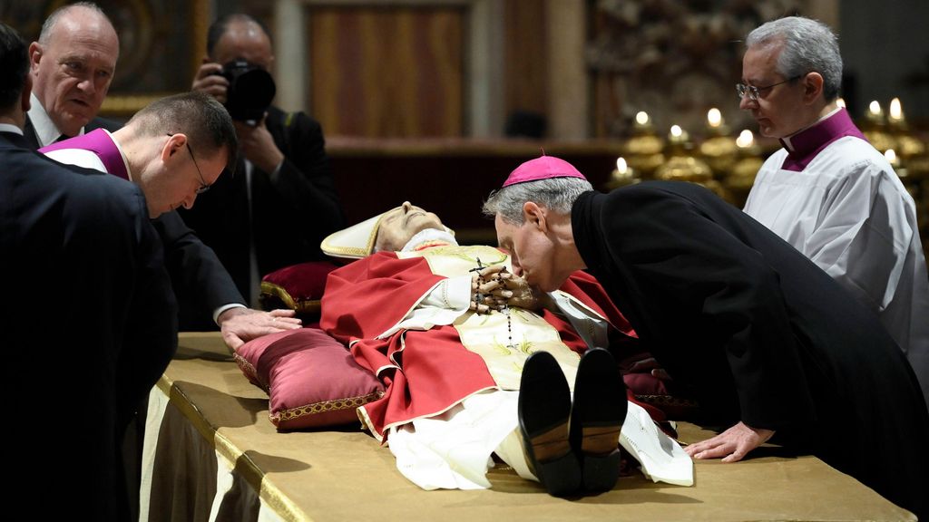 La capilla ardiente para despedir a Benedicto XVI abre sus puertas en el Vaticano