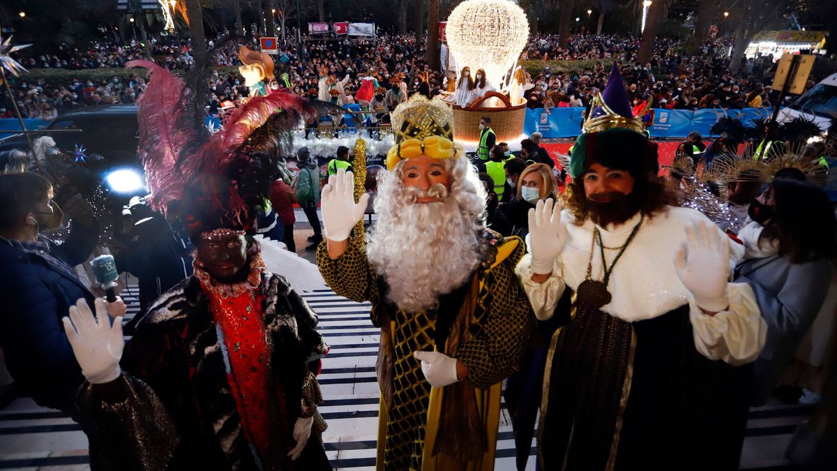 SSMM los Reyes Magos de Oriente desfilan en sus carrozas durante la cabalgata de Málaga