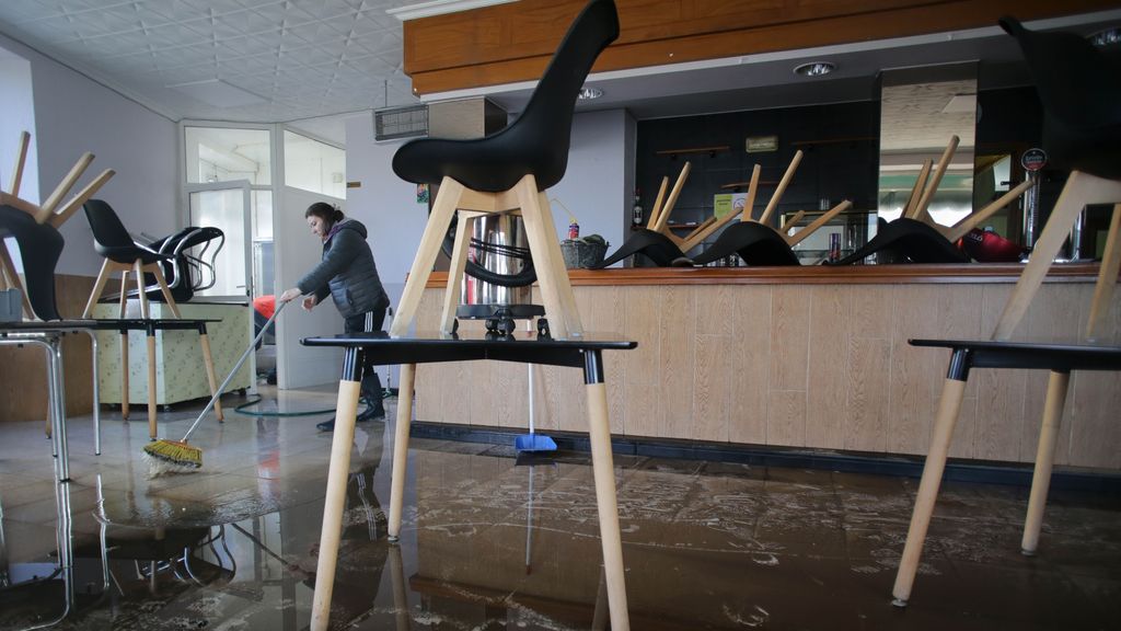Bar inundado en Chantada por las lluvias