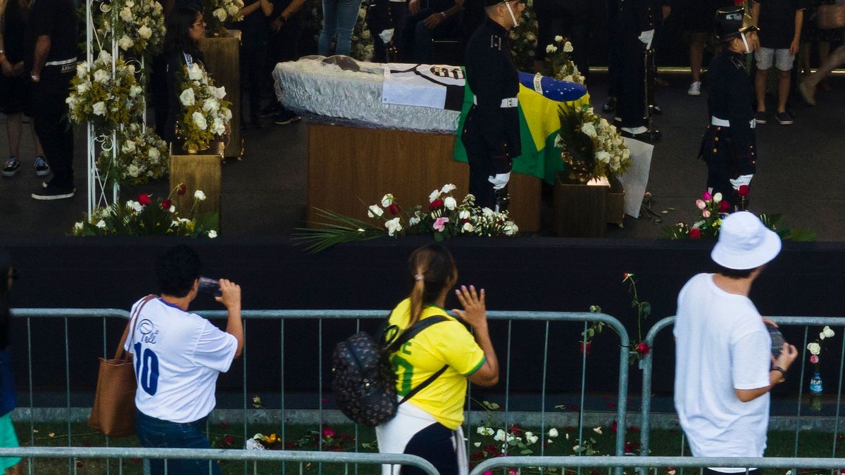 Brasil despide al "Rei" Pelé en velatorio en el estadio Vila Belmiro de Santos