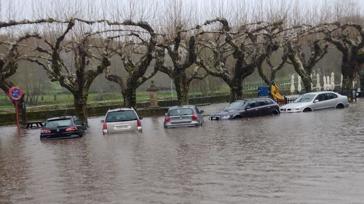 Coches afectados por las inundaciones en Chantada (Lugo) Coches afectados por las inundaciones en Chantada (Lugo)