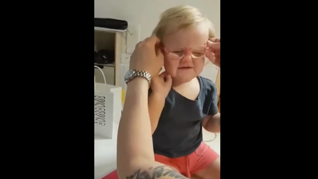 El bebé que enterneció a las redes luego de que le coloquen unas gafas