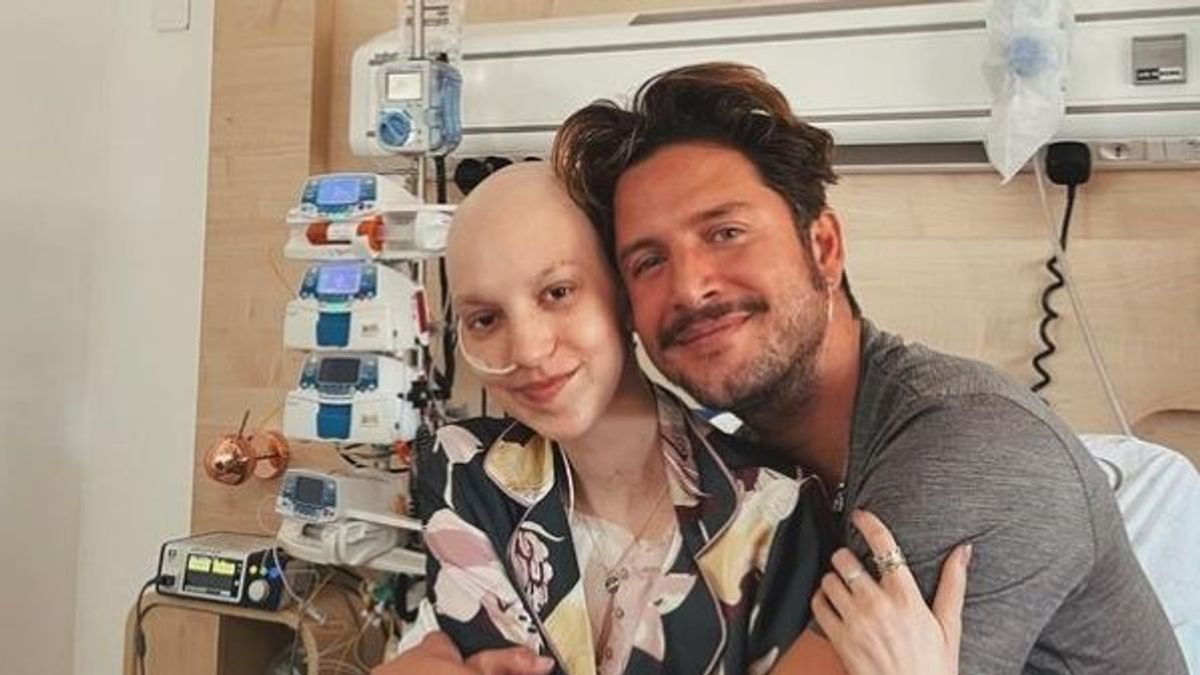 El cantante Manuel Carrasco junto a la influencer Elena Huelva en el hospital