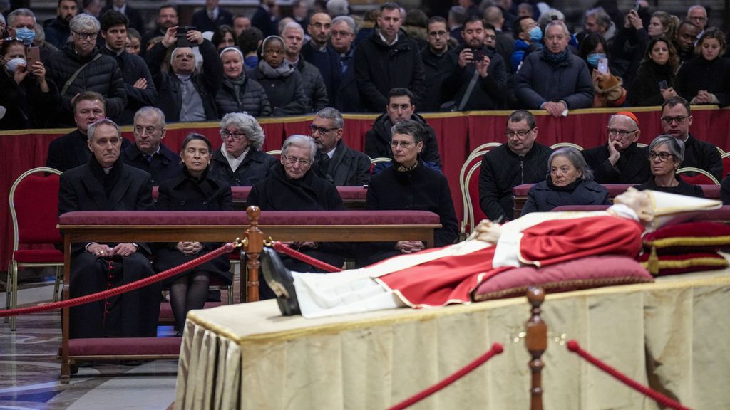 Unas 65.000 personas pasan por la capilla ardiente de Benedicto XVI en el primer día