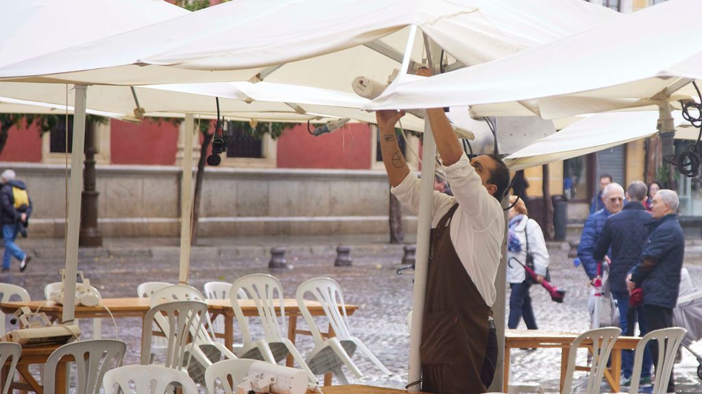 Un camarero pone los calefactores en una terraza en el puente del mes de diciembre en Sevilla, a 9 de diciembre de 2022 en Sevilla (Andalucía, España)