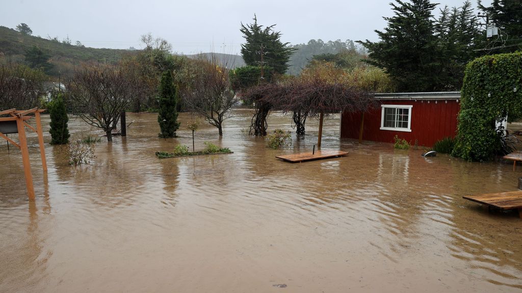 Una tormenta causa inundaciones en California, con al menos dos muertos