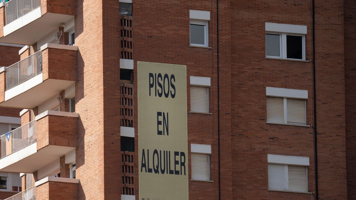 Cartel de alquiler de viviendas en la fachada de un edificio, a 31 de diciembre de 2022, en Barcelona, Cataluña (España)