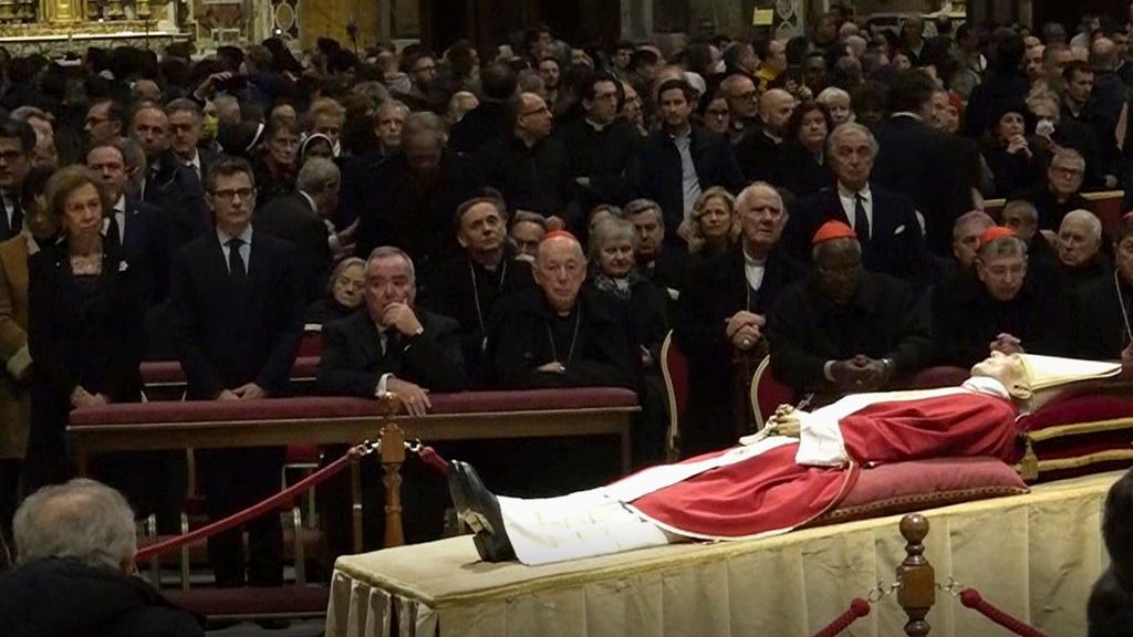 Doña Sofía y el ministro Bolaños visitan la capilla ardiente de Benedicto XVI