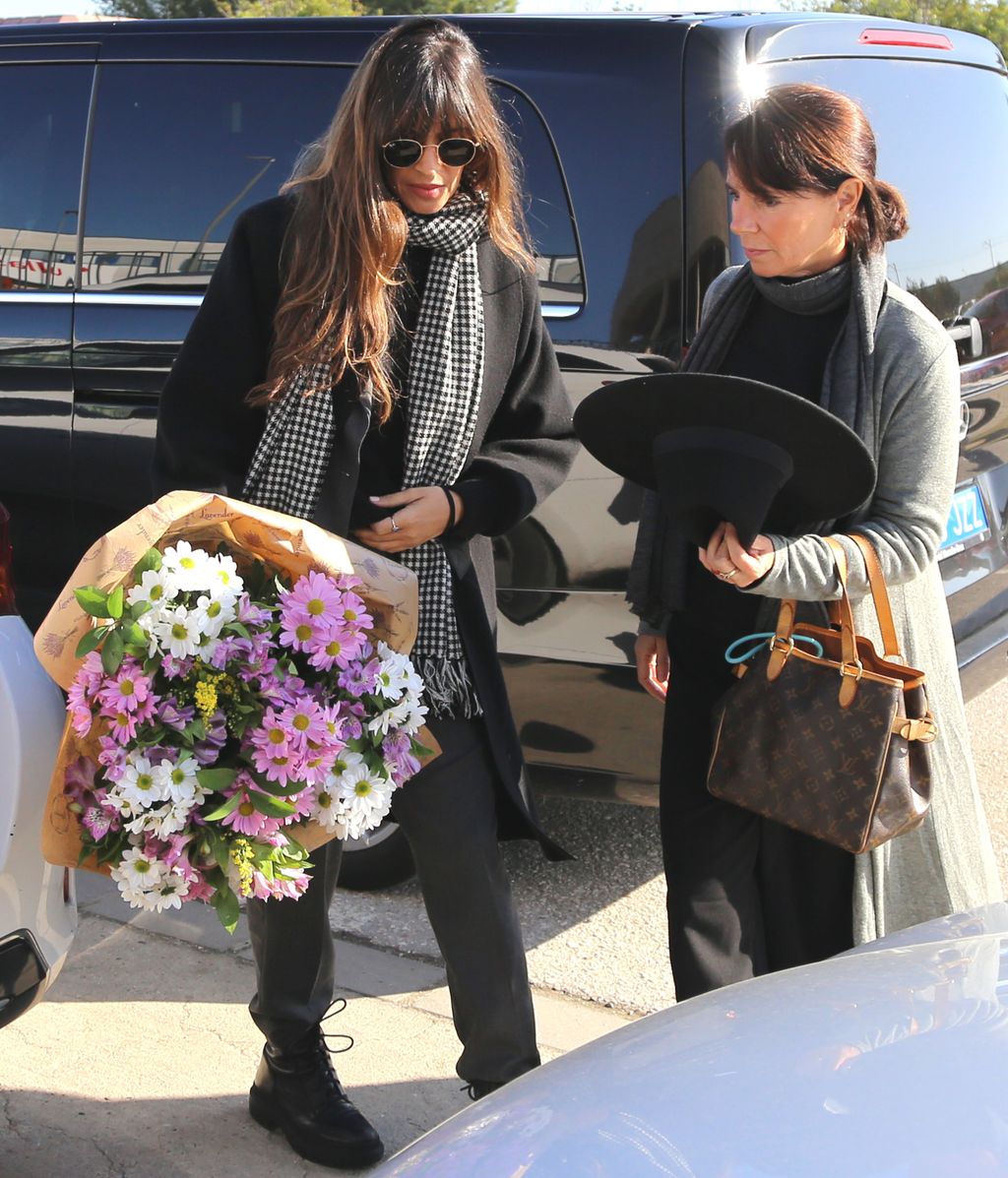 سارة كاربونيرو ، عند وصولها إلى منزل جنازة كاماس لتودع إيلينا هويلفا