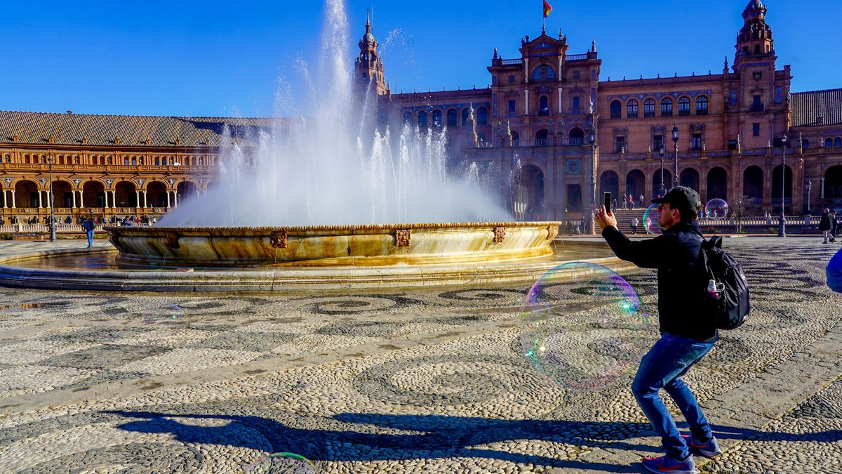Turistas recorriendo y admirando la Plaza de España a 03 de enero del 2023 en Sevilla