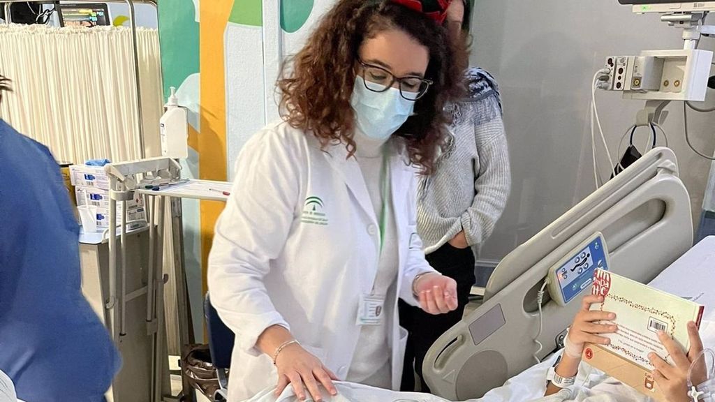 Virginia, la enfermera escritora durante la entrega de su cuento a los niños hospitalizados en Cádiz